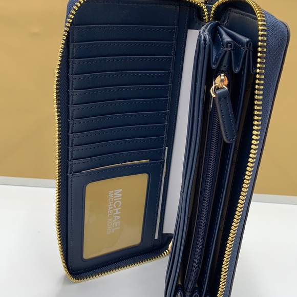 MICHAEL KORS Large Travel Continental
Leather WALLET WRISTLET
NAVY COLOR - Picture 6 of 13